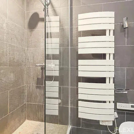 Unique One-bedroom Near The Arc De Triomphe Paris